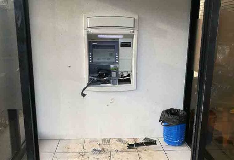 Antisociales dañan cajero automático del BCR en La Rita de Pococí