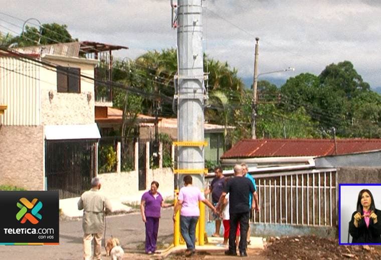 Colocación de una enorme torre de telecomunicaciones tiene muy molestos a vecinos de Aserrí
