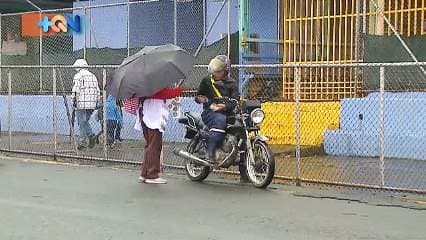 aría Salvadora Díaz viajó de El Salvador a Costa Rica en 1979, sin imaginarse que aquí encontraría el amor, un trabajo que le hace feliz y su nuevo hogar. Ella es vecina de San Antonio de Escazú y se dedica a la venta de chances. Su principal característica es su sonrisa y su forma de vestir para ir a trabajar. Repase la historia completa en el vídeo adjunto.