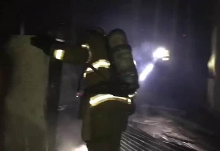 Vivienda es consumida por las llamas en Limón