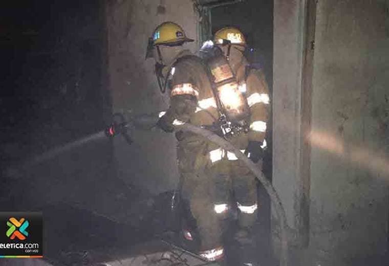 Vivienda es consumida por las llamas en Limón