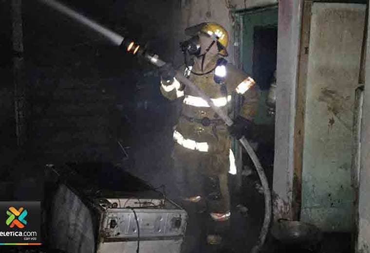 Vivienda es consumida por las llamas en Limón