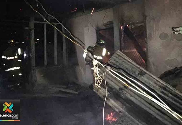 Vivienda es consumida por las llamas en Limón