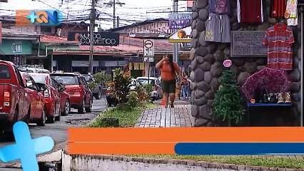 Antes de 1971, Guácimo formaba parte del cantón de Pococí. En aquel año mediante la ley 4573 esta comunidad terminó convirtiéndose en el sexto cantón y el más reciente de la provincia de Limón.  A partir de hoy, ellos son los protagonistas de nuestras historias en la gira de cantones de Más que Noticias.  Este cantón está compuesto por cinco distritos: Guácimo, que además es la cabecera, Mercedes, Pocora, Río Jiménez Y Duacarí. Su población ya casi alcanza los 50 mil habitantes  Guacimo es el sexto cantón de la provincia del caribe. Fue el último en formarse en Limon y el número 81 del país, era el último hasta la creación de Rio Cuarto.  En este cantón se han encontrado rastros de asentamientos indígenas. Uno de ellos en el distrito de Mercedes, justo en la instalaciones de  la Universidad EARTH.  Y fue justamente al margen de la vía férrea donde Guacimo vio el nacimiento de sus comunidades.  Una de ellas, y quizá la más antigua es el poblado de África.  En el cantón se mantienen en pie casas y edificaciones que guardan la historia de aquellos años.  Casas, estructuras, y hasta iglesias con más de cien años de historia.  Todo eso y mucho más descubriremos a partir de hoy en Más que Noticias.