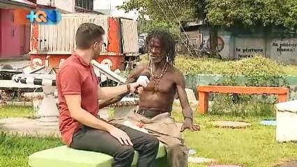 Vive en la calle hace 10 años, pese que algunos lo critican por su forma de vivir, él todos los días sale con su carreta a recolectar chatarra de los terrenos baldíos y aceras del cantón limonense.   Nunca usa camisa y se baña a diario en el río más cercano. Los vecinos de la comunidad le regalan comida y ayudan debido al carisma que lo caracteriza.