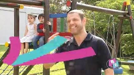 En esta época donde se acerca las fiestas de fin de año, a muchos ticos les pasa que por diversas situaciones deben estar lejos de sus seres queridos, por lo que el tema oficial es "Navidad sin ti" de Marco Antonio Solís.