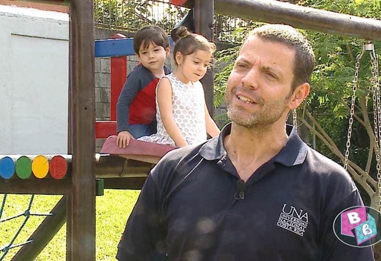 En esta época donde se acerca las fiestas de fin de año, a muchos ticos les pasa que por diversas situaciones deben estar lejos de sus seres queridos, por lo que el tema oficial es "Navidad sin ti" de Marco Antonio Solís.