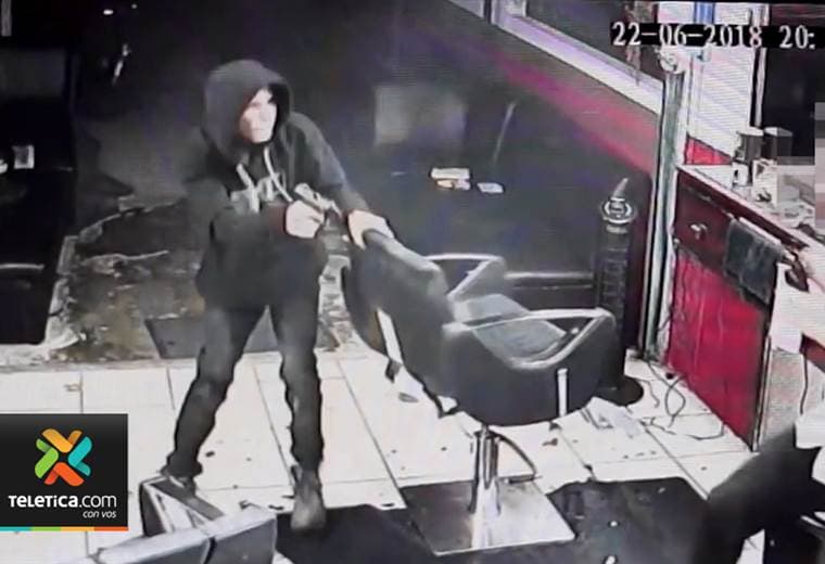 Video muestra cómo actuó un sicario al momento de asesinar a un barbero en el centro de Tibás