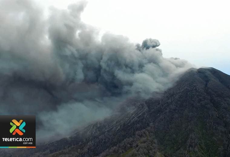 Volcán Turrialba tuvo una importante erupción de ceniza este domingo