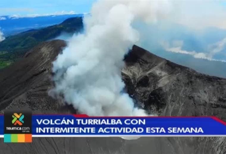 Volcán Turrialba tuvo una importante erupción de ceniza este domingo