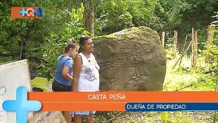 Para llegar a la finca que protege estas piedras centenarias hay que viajar en un vehículo 4 x 4 ya que el camino es inestable, pero vale la pena la aventura, los petroglifos son patrimonio nacional que nacieron de manos de indígenas chorotegas. Cada imagen representa la cotidianidad de este grupo, cada una dirige la mirada al mar como una manera de guía para los antepasados.