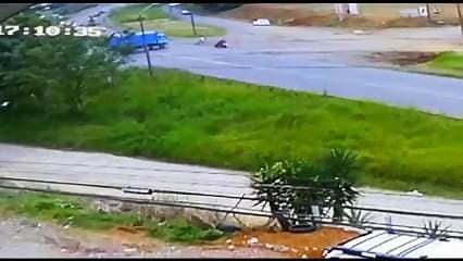 Video captó choque entre moto y trailer en San Ramón