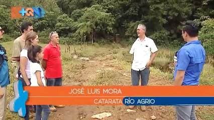Para llegar al distrito de Bajos del Toro, hay que hacer un recorrido de 23 kilómetros, en medio de paisajes únicos y clima frío de montaña, hasta llegar a nuestro destino.   El recorrido nos lleva montaña adentro bordeando el río Agrio. Se deben atravesar varios senderos y cruzar algunos puentes antes de conocer la catarata   Luego de una caminata de 25 minutos llegamos a nuestro destino.   Pero este no es el único tesoro que descubriremos hoy, a unos cuantos kilómetros, nos espera esta belleza. Se trata de la poza Celeste.   El Tour que ofrece don José y su familia también incluye servicio de alimentación.   Información: 2476-1932 -6295-0568