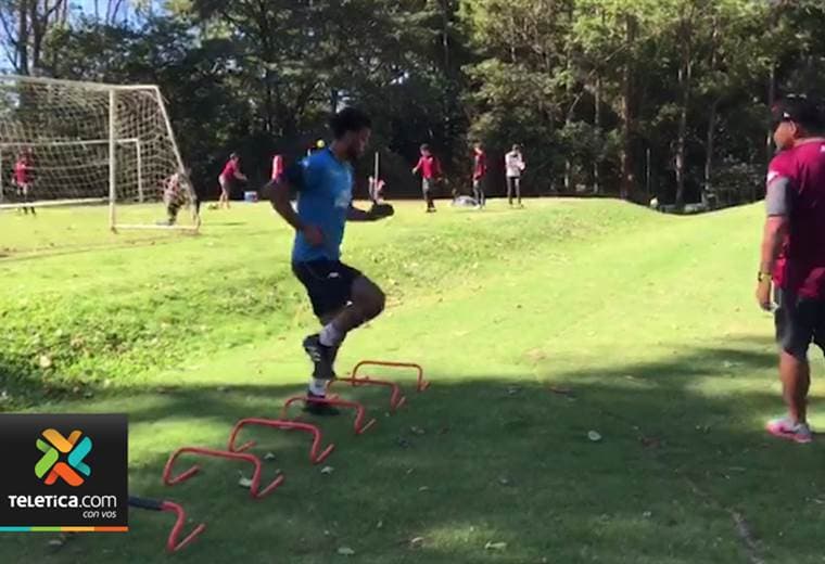 Michael Barrantes sigue en duda para la final, pese a que ya entrena con el balón
