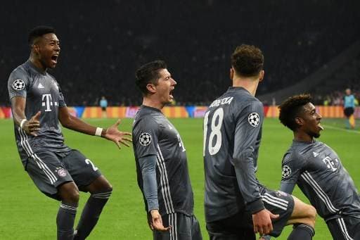 Los jugadores del Bayern Munich celebran junto al goleador Robert Lewandoski.|AFP 