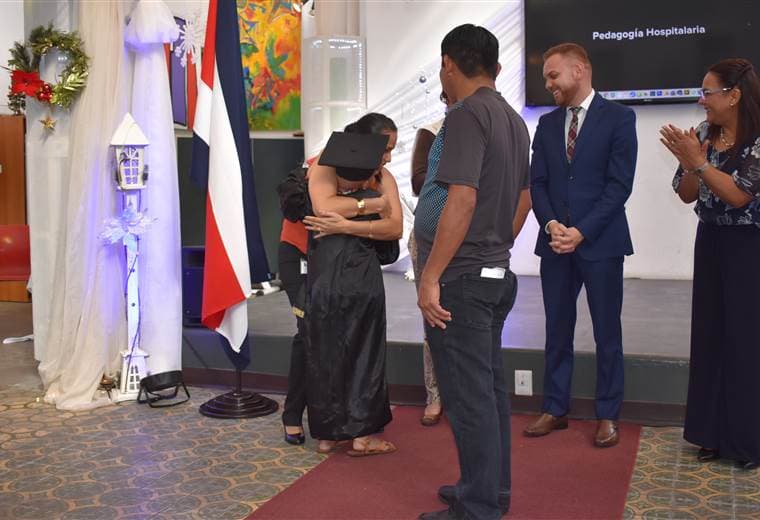 El acto de graduación reunió a padres y madres de familia, maestros y personal médico.