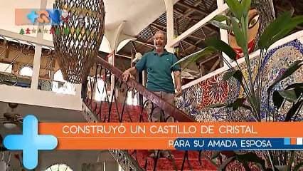 El castillo de Cristal se encuentra en la zona de Pueblo Nuevo, una comunidad del distrito de Grifo Alto de Puriscal.  Aquí la reina tiene su corona, un guardián que la protege su entrada y tigres que vigilan desde el punto más alto cada paso de su majestad.  Pero la reina también tuvo que ayudar a MANNY a crear este castillo. Ella decoró con cristales algunos rincones de su hogar.  Manny plasmó en un libro sus vivencias y las razones que le motivaron a escoger Costa Rica como su hogar.  Ahí también cuenta parte de su historia de amor.