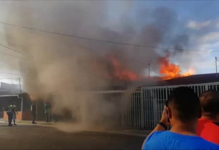 Bomberos combaten incendio de grandes proporciones que afecta cinco estructuras en Alajuelita