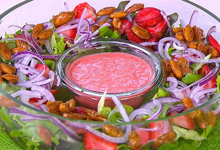 Receta: Ensalada navideña con aderezo de fresas