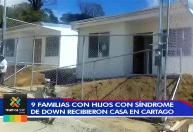 Nueve familias que tienen hijos con síndrome de Down recibieron una casa nueva