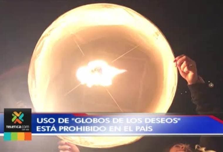 Aunque están prohibidos, los "globos de los deseos" son populares durante las fiestas de fin de año