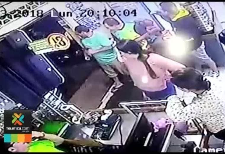 2 hombres con armas de fuego asaltaron un supermercado en Grecia y se robaron ₡600.000