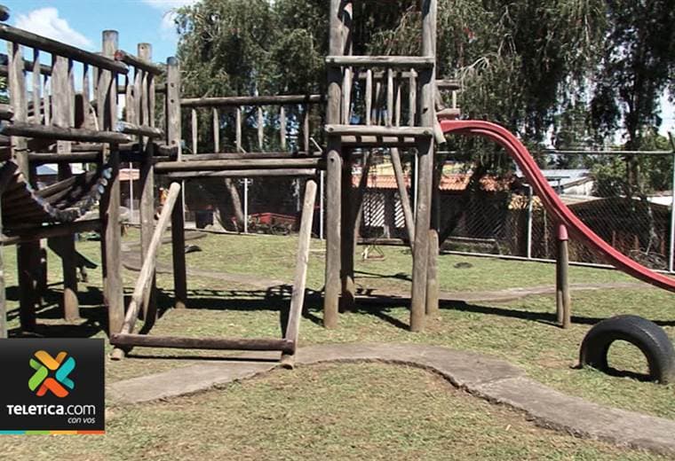Vecinos de Aserrí denuncian mal estado de parque infantil en barrio Socorro