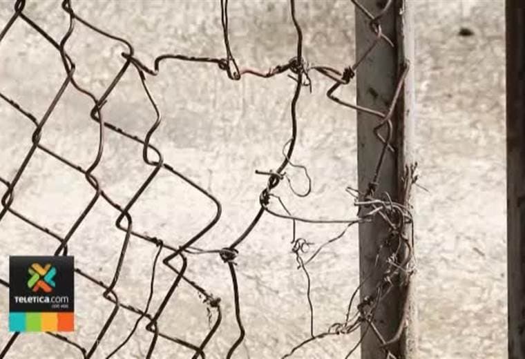 Vecinos de Aserrí denuncian mal estado de parque infantil en barrio Socorro