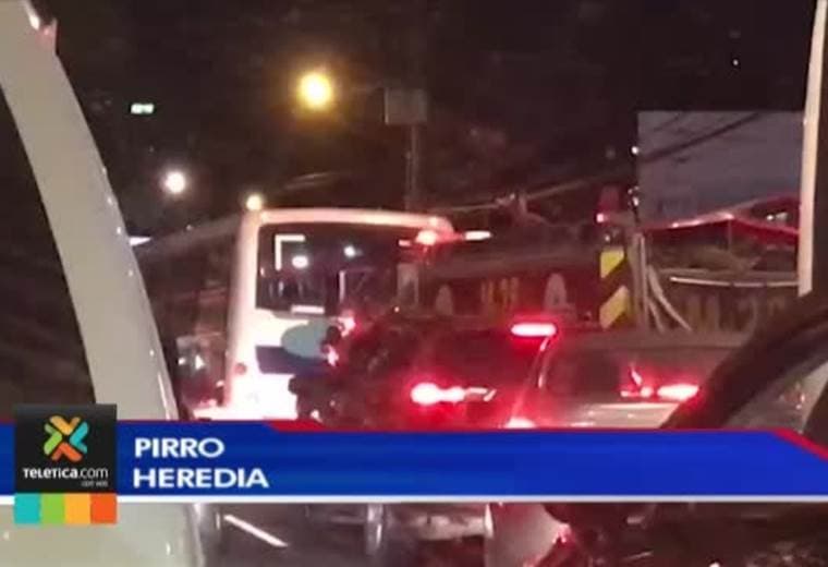 Caos vial en algunos sectores del GAM complica traslado de bomberos en una emergencia