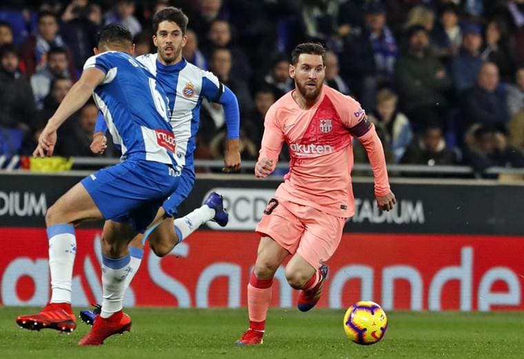 Messi elude la marca de Óscar Duarte (6) del Espanyol de Barcelona.|AFP
