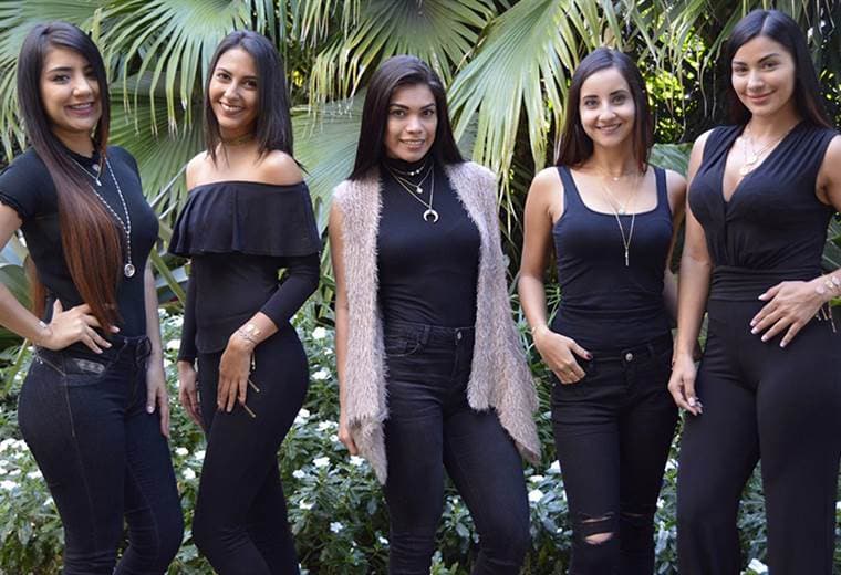 Le brindamos varias combinaciones de cadenas junto a piedras y dijes