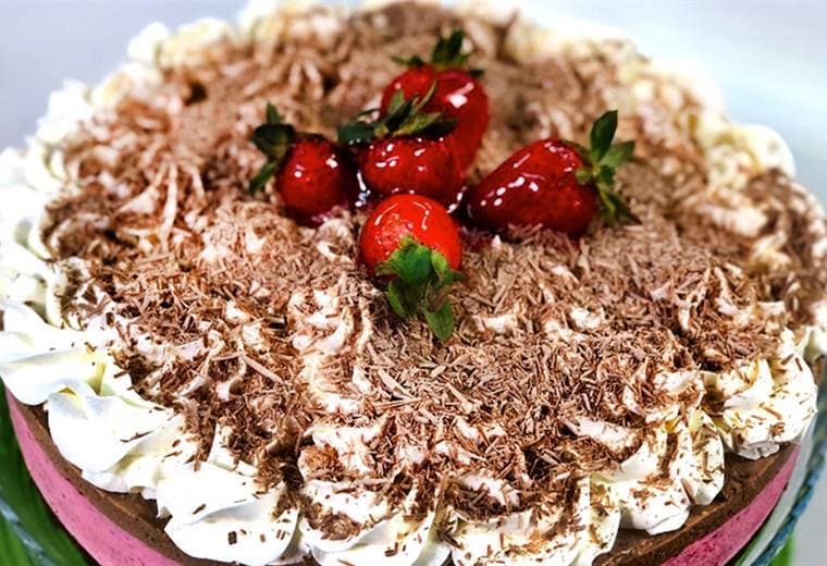 Receta: Torta de mousse de fresas y chocolate