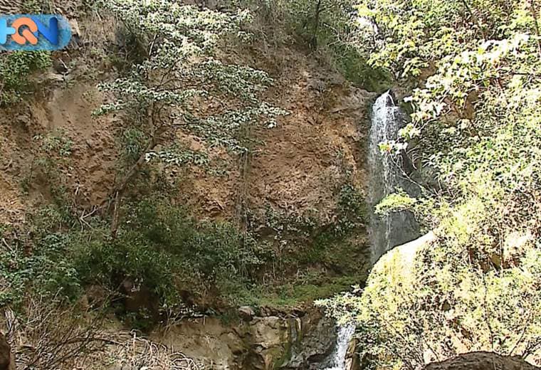 Este pueblo se ubica en Atenas y tiene como misterio una catarata oculta a la que pocos  saben llegar. Un equipo de Más Que Noticias se aventuró a conocerla y aquí le mostramos la aventura que vivimos.