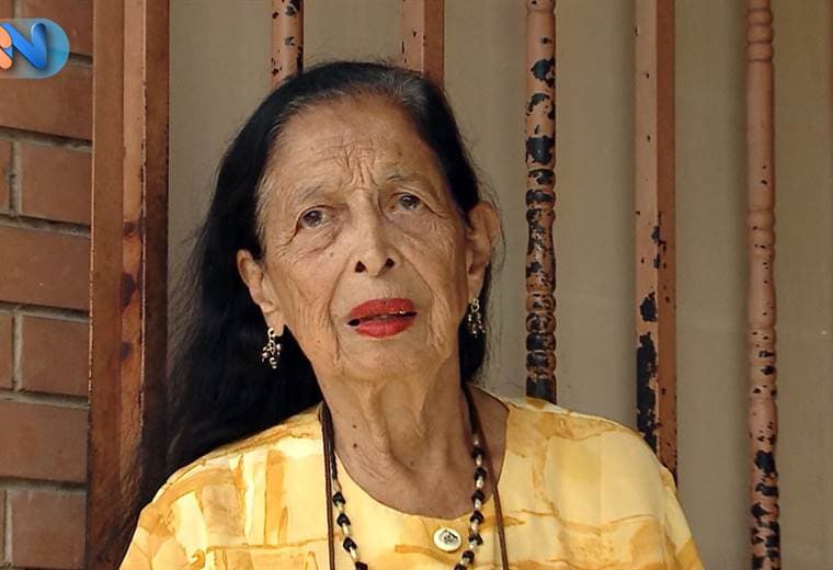 Esta es una de las historias de amor que más conocen los vecinos de Atenas. Esta señora es prácticamente la madre de medio pueblo y la encargada de chinear a los enfermitos en la Clínica del dolor.