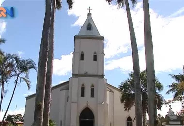 Esta es una de las historias de amor que más conocen los vecinos de Atenas. Esta señora es prácticamente la madre de medio pueblo y la encargada de chinear a los enfermitos en la Clínica del dolor.