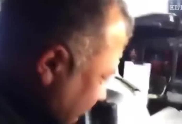 ‘Homero Simpson’ envía inusual saludo a pasajeros de un vuelo de Aerolíneas Argentinas