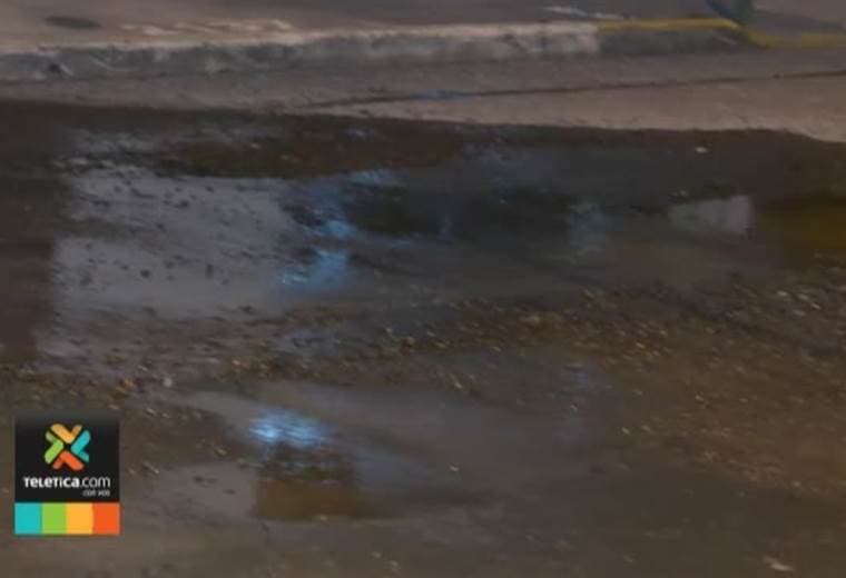 Aunque AyA se compromete a reparar fugas de agua en dos días, hay casos que duran semanas