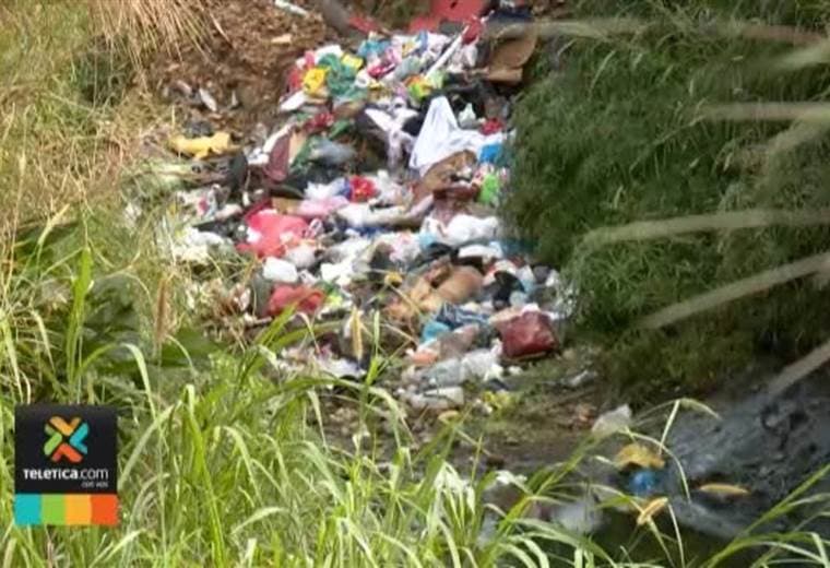Río de Tibás está lleno de basura y el agua cambió de color