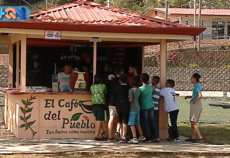 En el puro centro del Parque Central de San Pablo, cabecera del cantón, usted encontrará a estos hermanos, que de lunes a lunes venden bebidas y comidas para ayudar a su mamá con los gastos del hogar. 