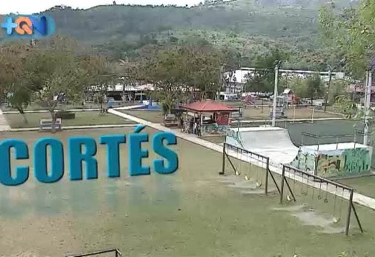 En el puro centro del Parque Central de San Pablo, cabecera del cantón, usted encontrará a estos hermanos, que de lunes a lunes venden bebidas y comidas para ayudar a su mamá con los gastos del hogar.