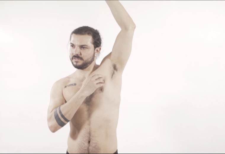 Hombre se realizan el autoexamen de mama contra el cáncer