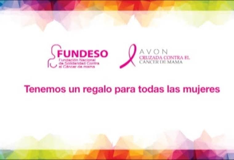 Hombre se realizan el autoexamen de mama contra el cáncer