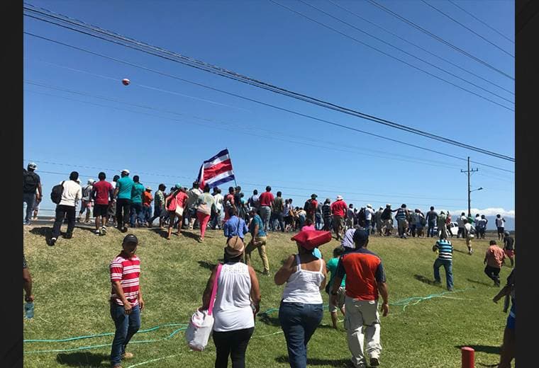 Pescadores protestan en Guanacaste en la vía que comunica Liberia con Santa Cruz