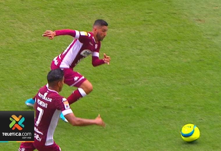 Marvin Angulo vive su campaña más irregular con Saprissa