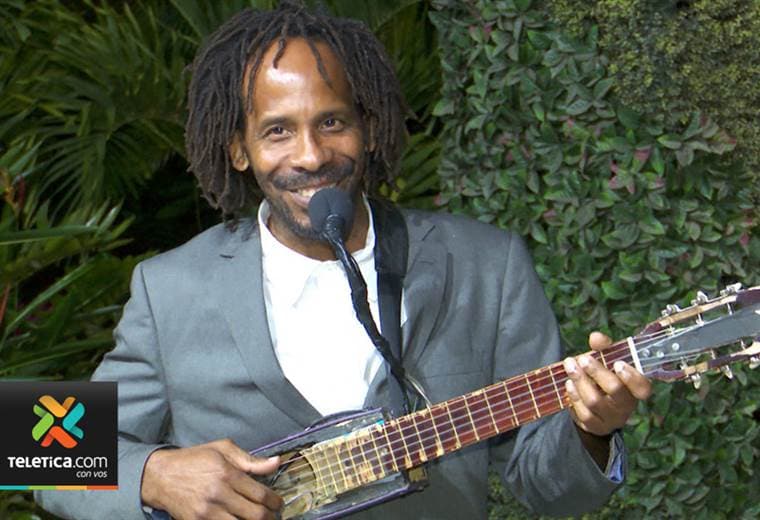 Cantante siquirreño destaca a pesar de tener 17 tornillos y dos platinas en una de sus piernas