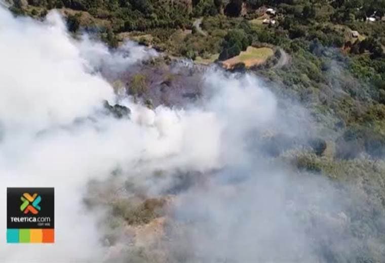 Quema de charral casero pudo ocasionar incendio en Santa María de Dota