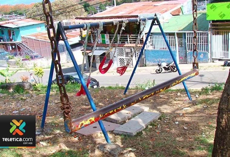 Parque infantil en Tejarcillos de Alajuelita está en pésimas condiciones
