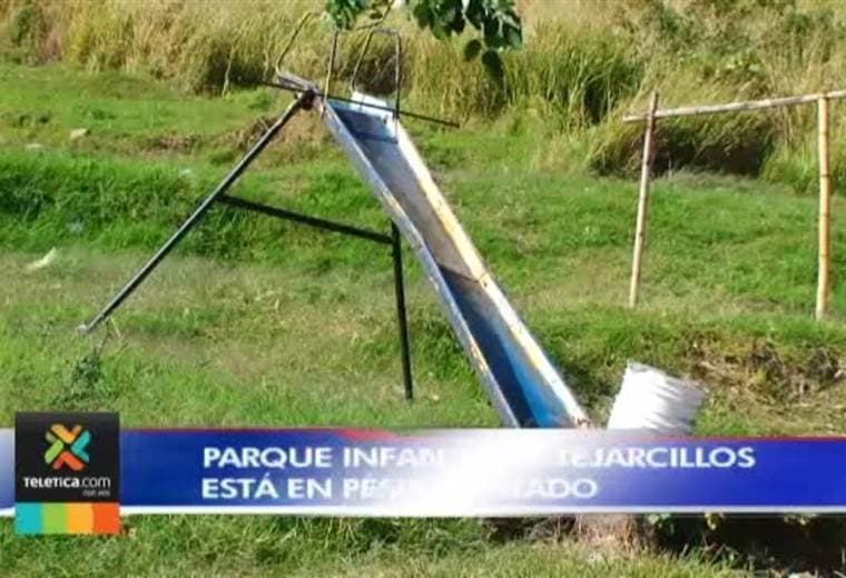 Parque infantil en Tejarcillos de Alajuelita está en pésimas condiciones
