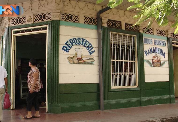 Se llama “Bugs Bunny” y se ubica a un costado del Mercado de Orotina.  Entrar ahí es devolverse en el tiempo por todos los postres de antaño que se encuentran.