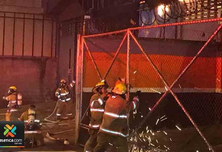 bomberos atienden incendio en fábrica de cartones en San José centro